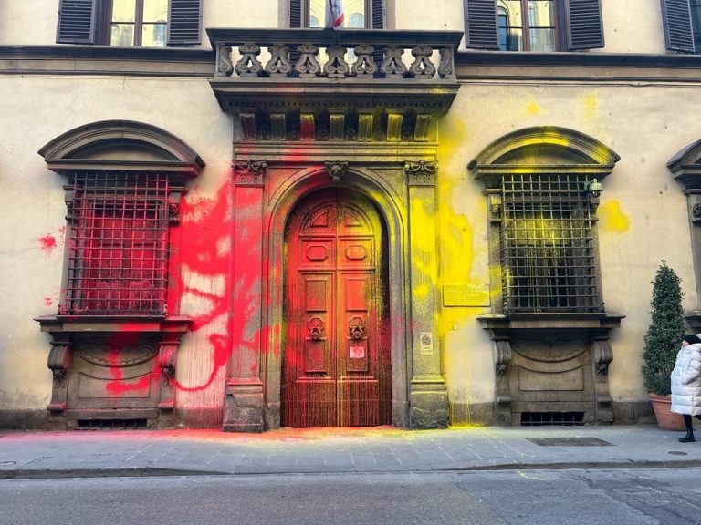 Atto vandalico contro Consiglio regionale: blitz degli ambientalisti di Ultima generazione. Quattro persone denunciate
