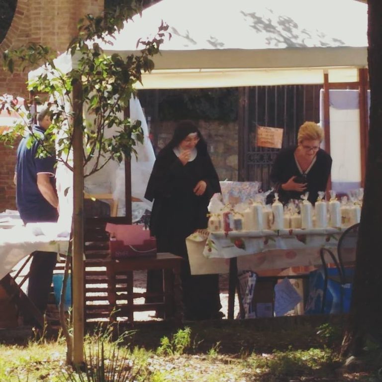 Monache di clausura “barricate” dentro il monastero di Pienza: il Vaticano minaccia lo stato laicale