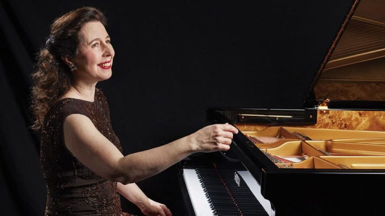 Il pianoforte di Angela Hewitt, suona alla Micat in Vertice