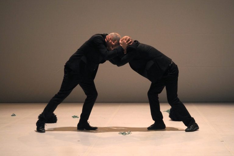 Closing Party – Arrivederci e grazie. Al Teatro Cantiere Florida un irriverente spettacolo sulla fine delle utopie