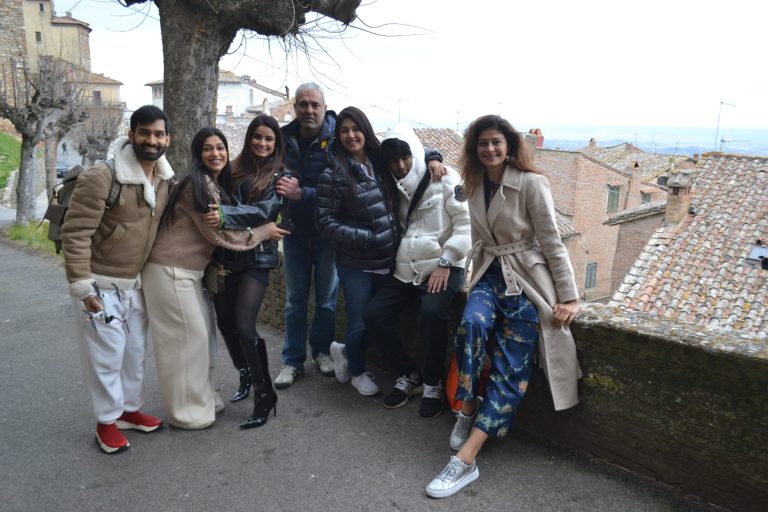 Attori di Bollywood e blogger indiani in viaggio in Toscana con il travel show “Travel with Deepti Bhatnagar”