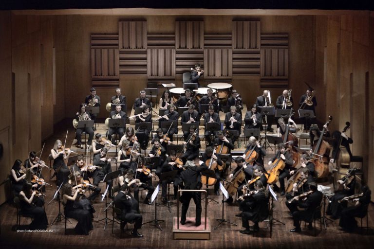 Stagione Sinfonica. Sul palco del Teatro Manzoni l’Orchestra Leonore guidata da Finnegan Downie Dear