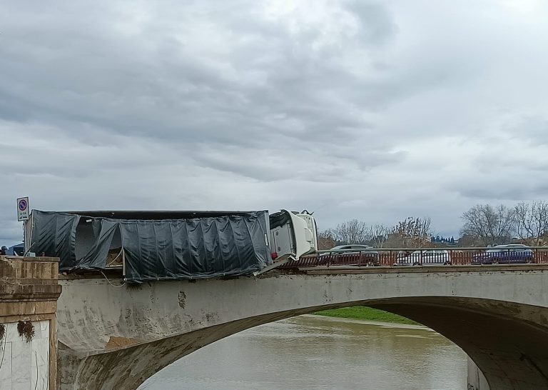 Tir si ribalta sul Ponte alla Vittoria a Firenze