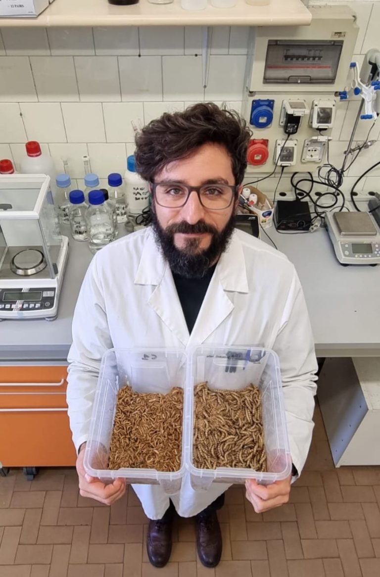 Uomini e giovani, ecco l’identikit dei consumatori che mangiano insetti