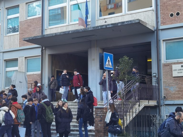 Volterra, il bus è pieno, non si ferma e gli studenti rimangono a terra