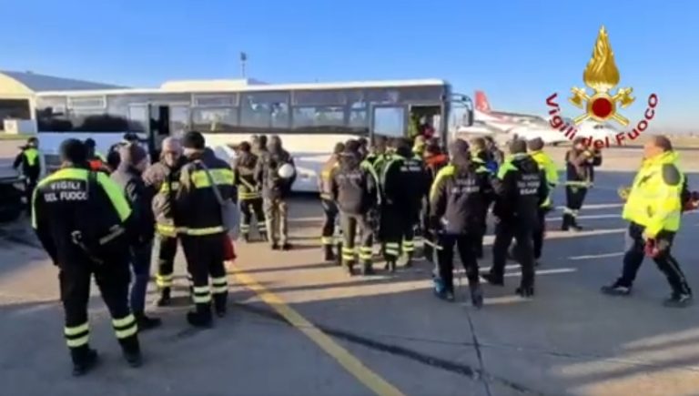 Terremoto in Turchia, sbarcato ad Adana il team dei Vigili del fuoco toscano