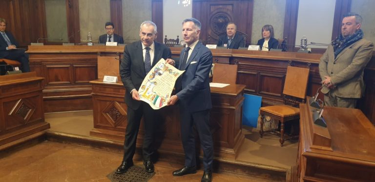 Da Siena la cittadinanza onoraria alla polizia di Stato, De Mossi: “Sempre capaci di cogliere le peculiarità della nostra città”