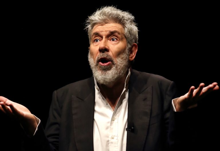 Benvenuti in casa Gori. Alessandro Benvenuti riporta in scena un pezzo di storia del teatro
