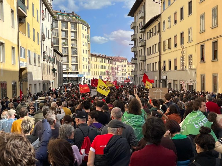 Ex Gkn, oltre un migliaio al corteo per le strade di Firenze: fischia a Giani, che va via