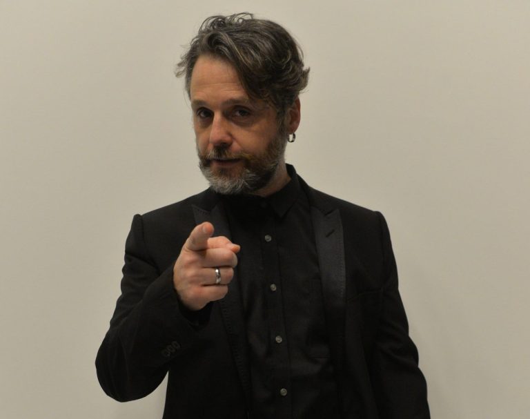 Vite di uomini, mariti e padri. Angelo Pisani al Teatro Puccini con “Scomodo”