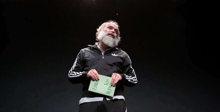Materia Prima Festival. Torna in Italia con un giallo teatrale il drammaturgo portoghese Tiago Rodrigues