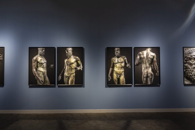 I Bronzi di Riace, un percorso per immagini. Prorogata la mostra alla Galleria dell’Accademia