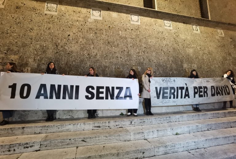 Dieci anni senza David Rossi in una piazza quasi vuota. La famiglia: “Siamo logorate ma andiamo avanti”