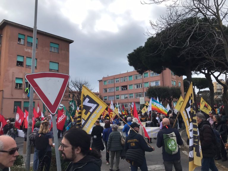 Rigassificatore, manifestazione nelle strade di Piombino: in mille per dire “no”