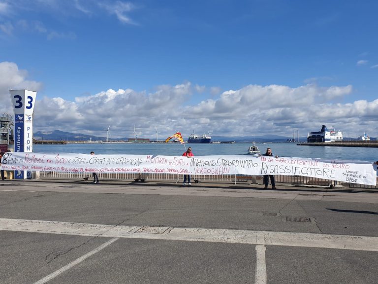 Gli operai dell’ex Lucchini contro il rigassificatore: striscione al porto di Piombino