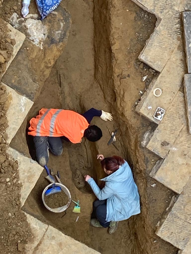 Scheletro medievale scoperto nel centro storico di Siena