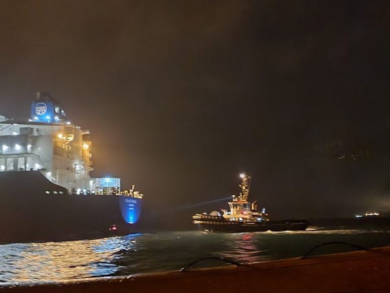 Rigassificatore, la Golar Tundra nel porto di Piombino