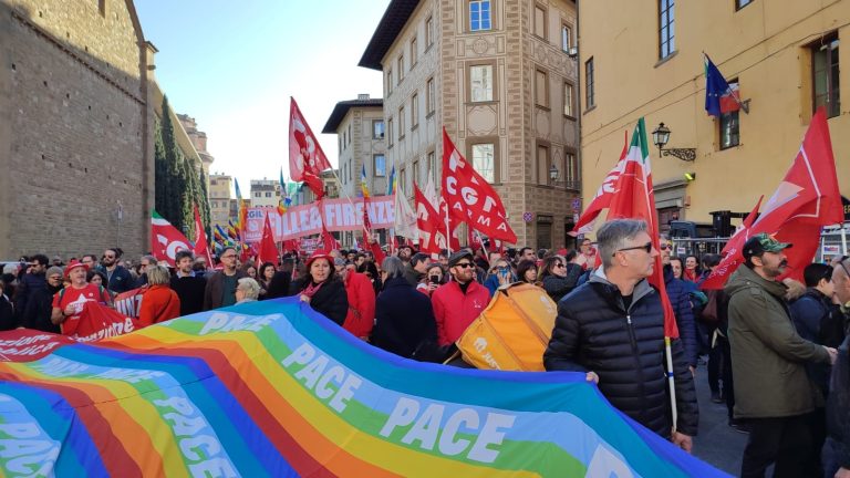 Manifestazione antifascista, in diecimila in piazza. Landini: Migliore risposta contro atti squadristi