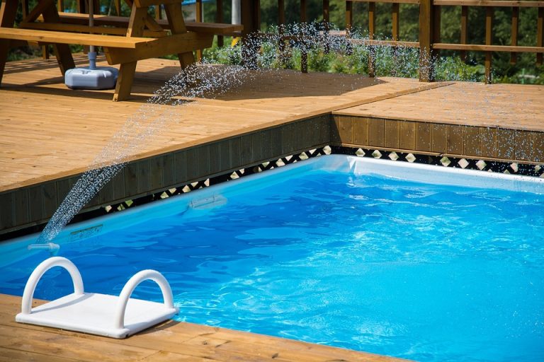 Piscine private ad uso pubblico, l’obbligo di svuotamento per motivi igienici passa da uno a tre anni