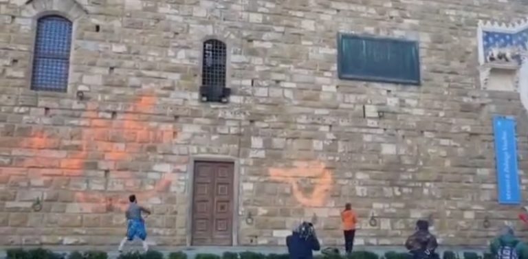 Blitz degli ambientalisti a Palazzo Vecchio. Vernice arancione sulla facciata. Il Sindaco Nardella la ripulisce