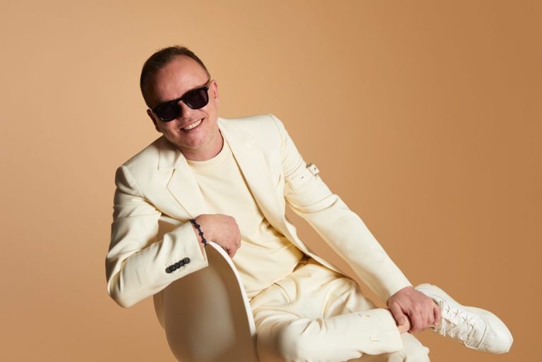 Dove c’è il sole. Il tour estivo di Gigi D’Alessio fa tappa a Villa Bertelli