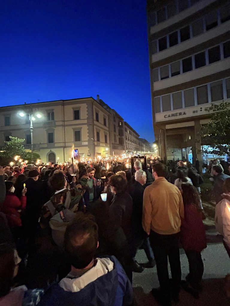Diecimila in strada a Pisa per ricordare Barbara Capovani. L’AouP: “Necessarie leggi più incisivi per sicurezza degli operatori sanitari”