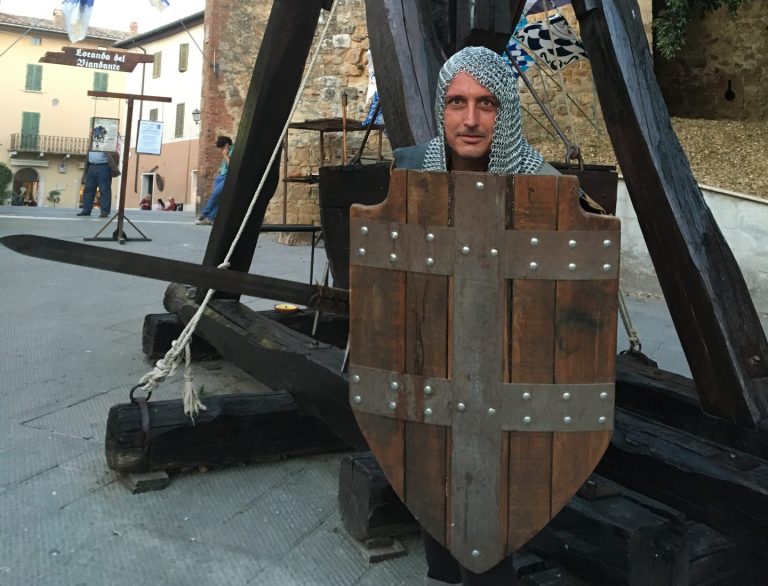 Il trekking medievale anima il Bianco e l’Azzurro. A San Quirico d’Orcia fra storia, mistero e bellezze architettoniche
