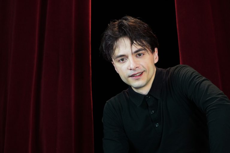 Vado a vivere con me. Jonathan Canini approda al teatro Il Garibaldi con il nuovo spettacolo