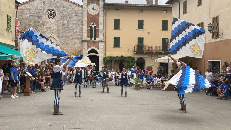 Il grande Giubileo sulla Via Francigena nel Medioevo. Il Bianco e l’Azzurro è festa medievale in Val d’Orcia