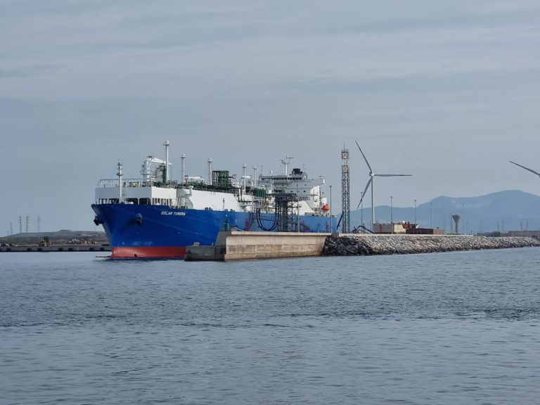 L’appello (a sorpresa) degli operatori del porto: “Il rigassificatore resti a Piombino”