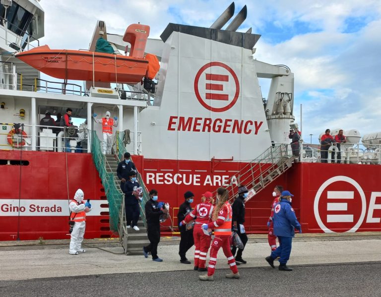 A Livorno sbarcati 35 migranti: approdata la nave di Emergency. Monni: “La Toscana non si sottrae al proprio dovere”
