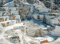 Infortunio mortale sul lavoro a Carrara: operaio schiacciato da lastre di marmo