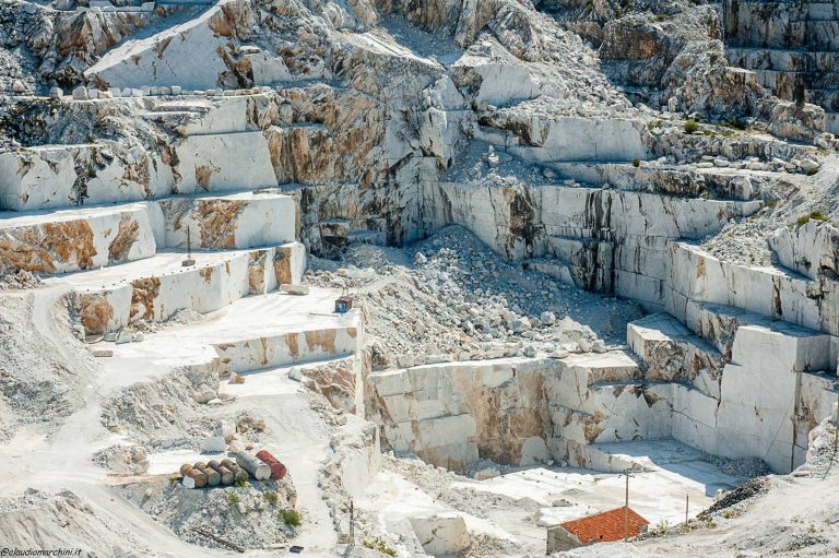 Carrara, incidente mortale sul lavoro: camionista scivola in un burrone nella zona delle cave