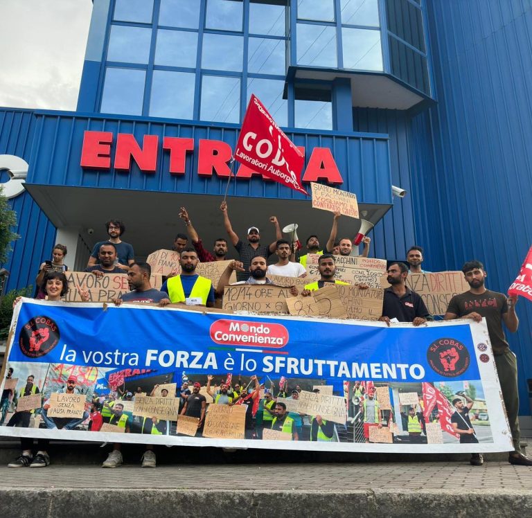 Mondo Convenienza, lavoratori davanti alla sede della Regione. Il fronte però è diviso