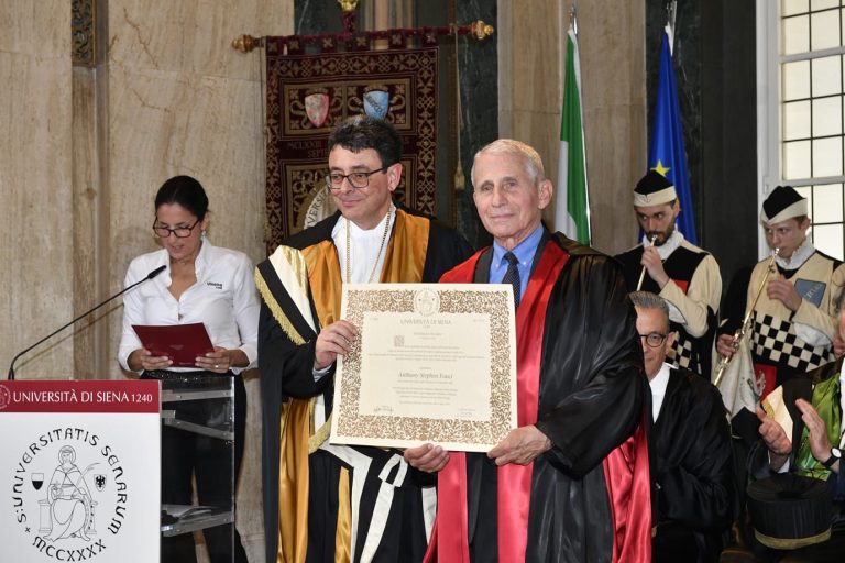 Siena premia Fauci: “Scienza va difesa”. In 500 alla protesta no vax