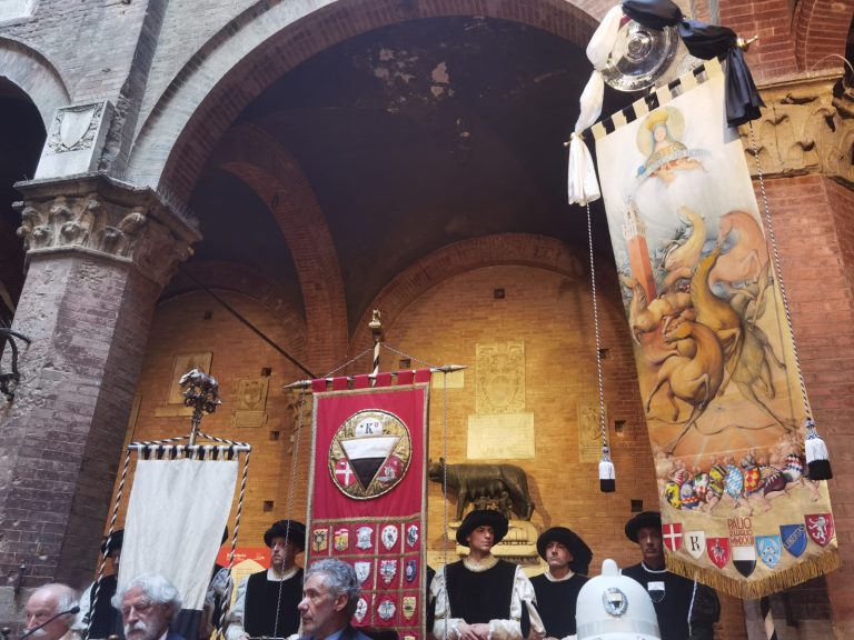 I cavalli di Di Jullo entusiasmano. Il drappellone apre l’ostilità: a Siena è Palio