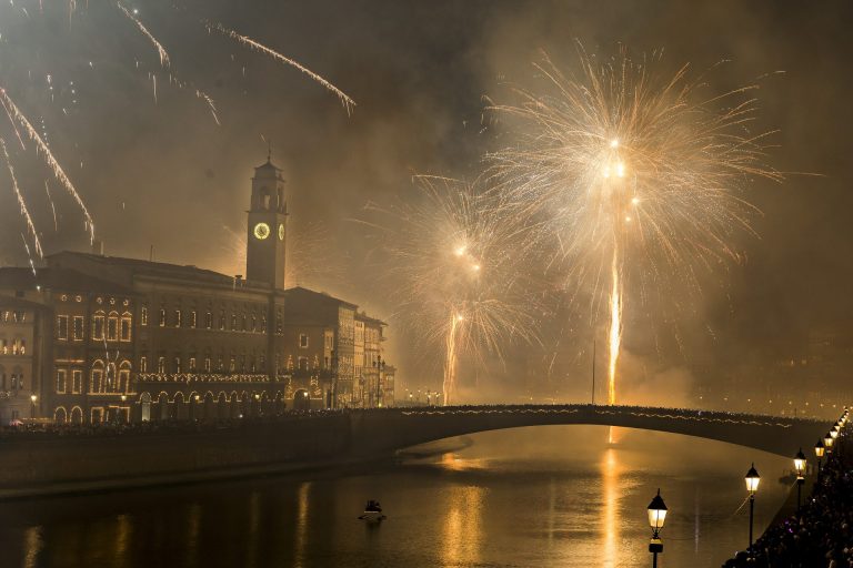 Luminara, emozioni e tradizione nella notte più bella di Pisa. Centomila luci illumineranno i Lungarni