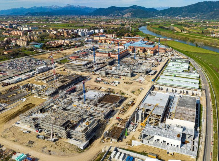 Il nuovo ospedale Santa Chiara a Pisa cresce. Realizzata un terzo dell’opera. Ospiterà degenze e sale operatorie, terapie intensive e centro ustioni