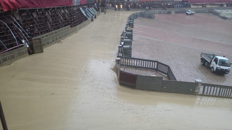 Maltempo. La pioggia arriva sul tufo di Piazza del Campo