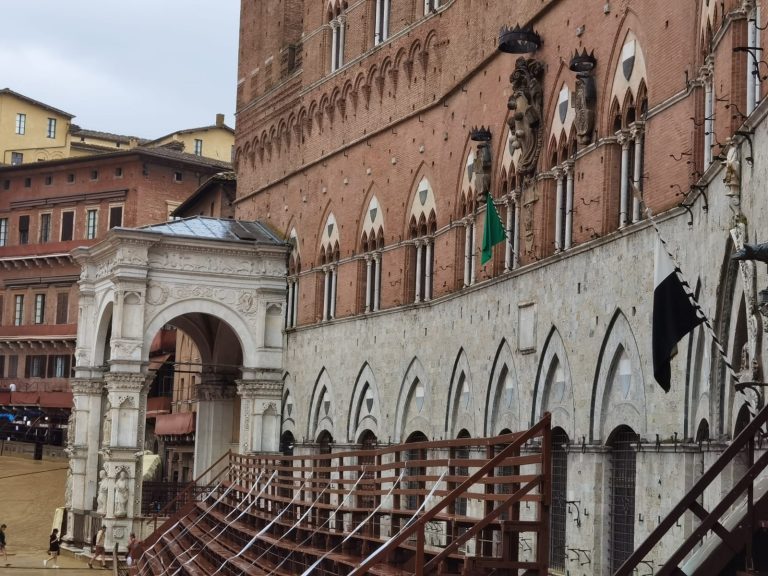 Palio di Siena. Bandiera verde alla trifora, annullata la terza prova