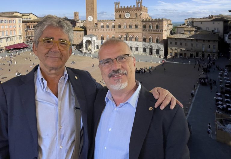 Passaggio di testimone al Lions Club Siena. Luca Betti passa la campana a Vincenzo Mittica