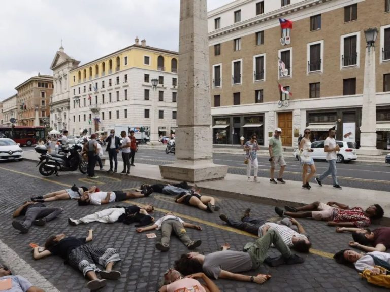 Nuovo raid di Ultima generazione a Firenze: macchiato il Battistero