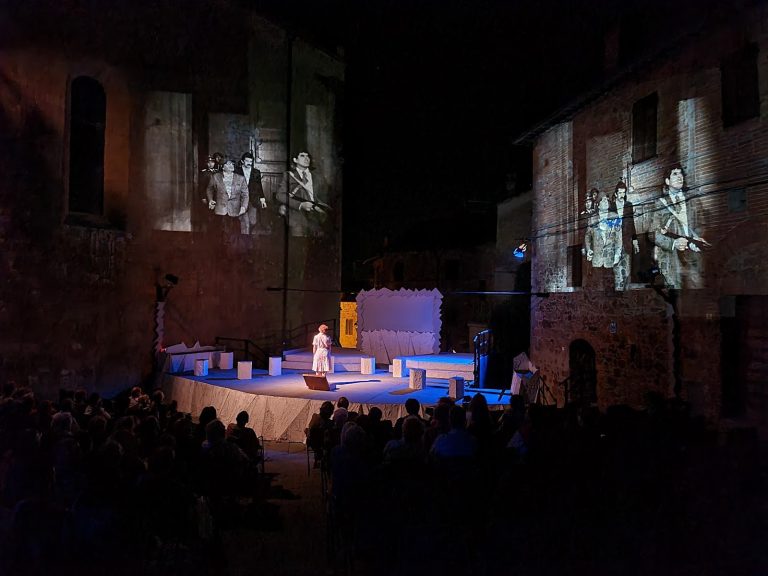 Colòni, in piazza l’autodramma del Teatro Povero di Monticchiello