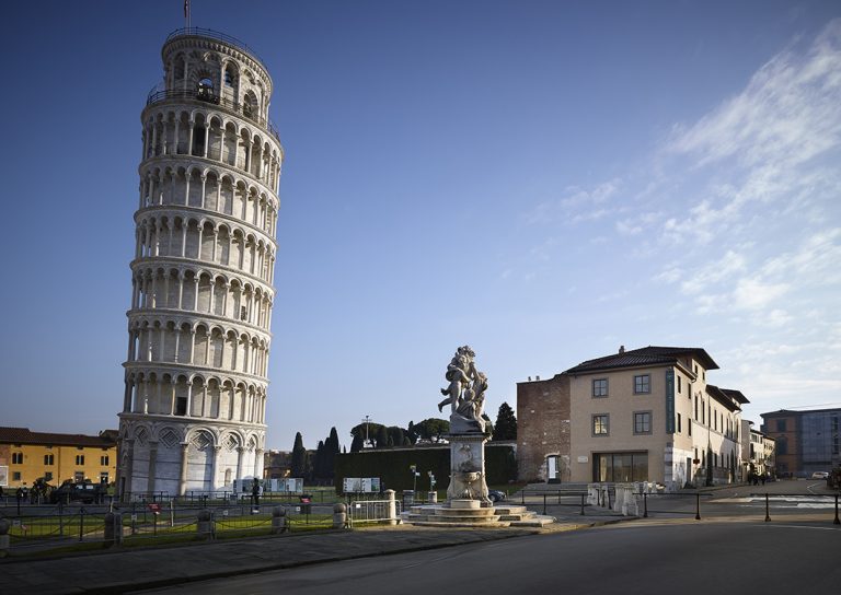 Drone troppo vicino alla Torre di Pisa: turista denunciato