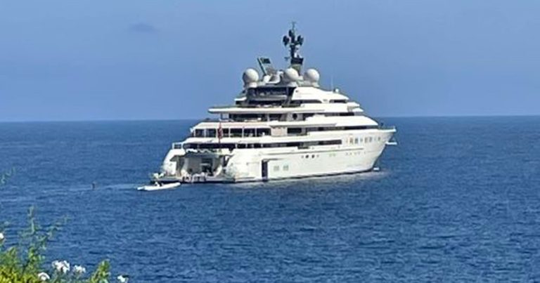 Sceicco con il megayacht nelle acque protette di Giannutri