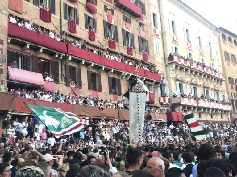 Zio Frac consegna all’Oca il Palio di agosto: una vittoria arrivata negli ultimi metri