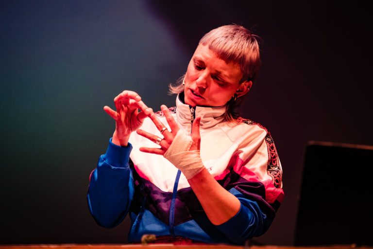 Padre d’amore, padre di fango. Cinzia Pietribiasi sul palco di Anteprima Avamposti Teatro Festival