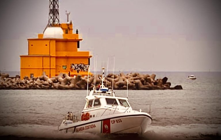 Scontro tra peschereccio e nave: un marinaio disperso in Sardegna