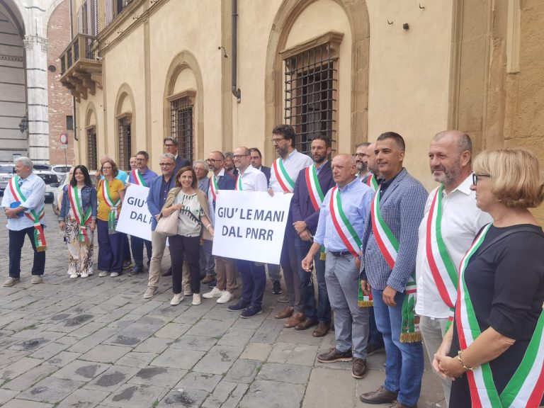 Sindaci in piazza contro i tagli al Pnrr: assente Nicoletta Fabio