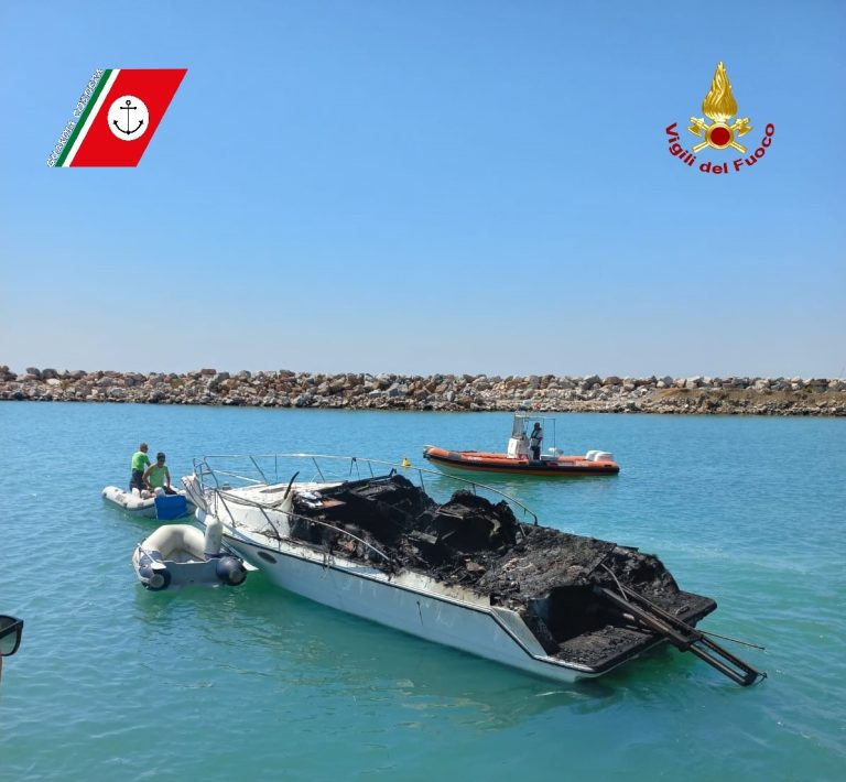 Un’imbarcazione va a fuoco nel porto di Cecina